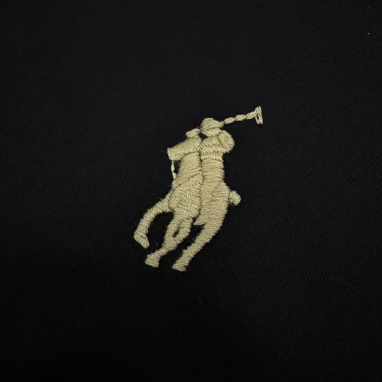 🅿️520 Ralph Lauren Ralph Lauren embroidered zipper jacket (black). The original product was purchased for 2,490 and developed. The fabric is made of custom-made cotton double-ply small diagonal elegant fabric. It is soft and silky, comfortable and close to the skin. It uses pure black as the base color. A touch of light gold pony logo embroidery is embellished on the chest. It is more dazzling because of the black background. It is low-key and powerful. Subtle gloss changes inject breathing and vitality into the black jacket. Outline high-end outlines with extreme simplicity, showing taste in silence. Universal adaptability to style, using imported machine embroidery technology. Use advanced computer control system and precision mechanical components to realize the iconic pony embroidery operation. High precision. The lines are smooth and delicate. The template machine opens the bag. The preset template guides the position, shape and size of the bag. The accuracy ensures the quality of the bag opening effect. Infrared positioning cutting machine achieves precise positioning of the material through infrared transmitter and infrared receiver. The accuracy can reach the micron level, thereby meeting the effect of high-precision cutting of plaid alignment. The fabrics have been carefully washed, have a better hand feel, are not easy to deform, shrink, and fade, and maintain long-term beauty. Size:S-M-L-XL